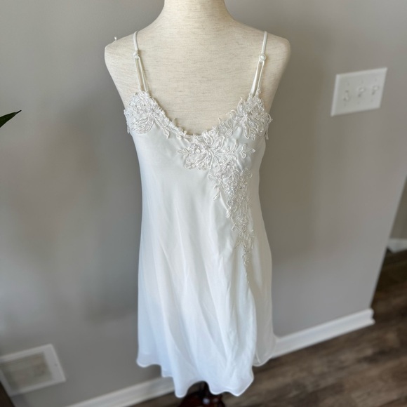 Vintage Elegant White Lace Slip Dress with Embroideries and Pearl Beading - Picture 3 of 11